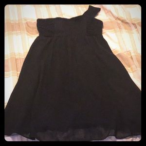 Beautiful one shoulder dress!